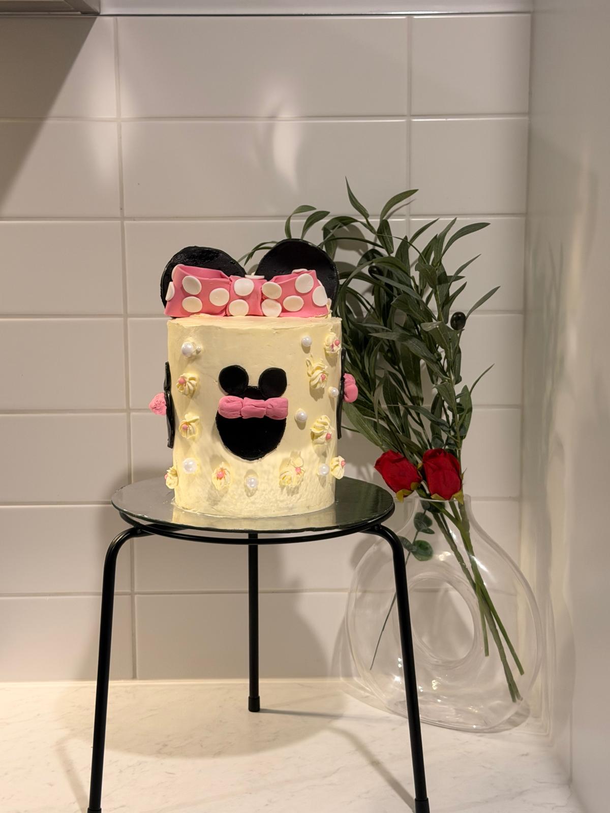 Cream and pearl bow-themed novelty cake